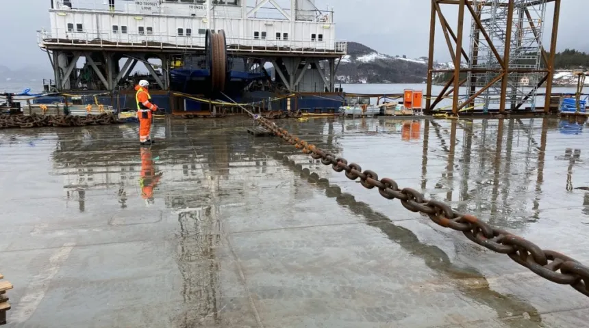 Tensioning the mooring line (Credit: Tronds Marine Service)