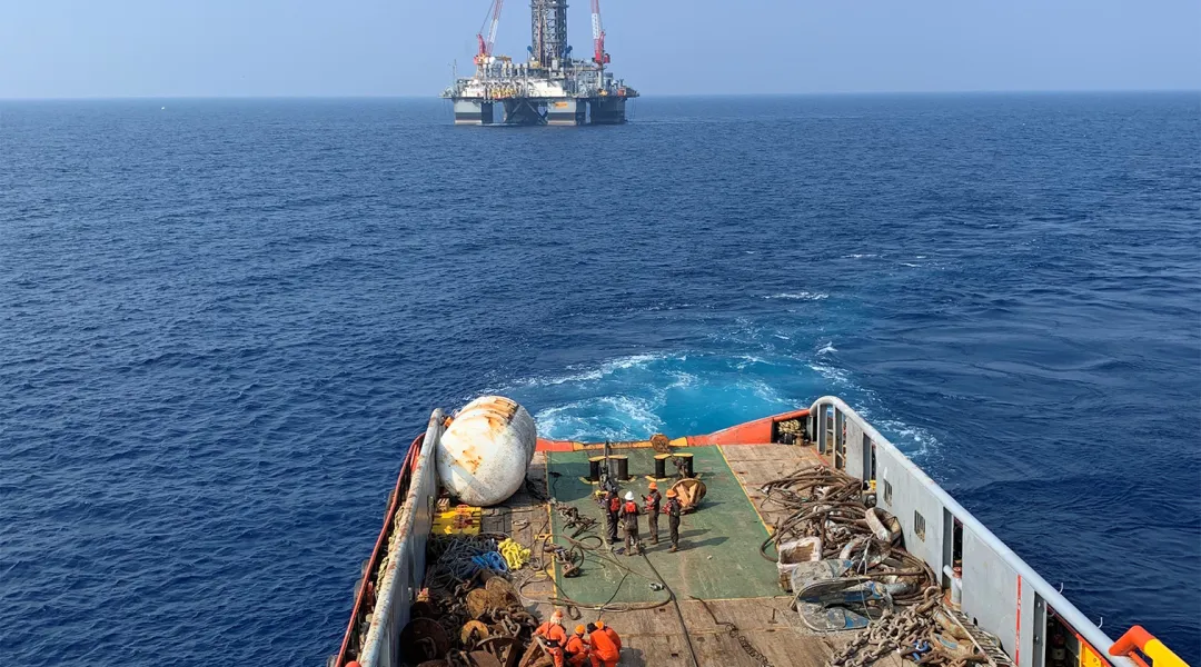 Positioning pre-lay mooring lines for a semisubmersible rig move