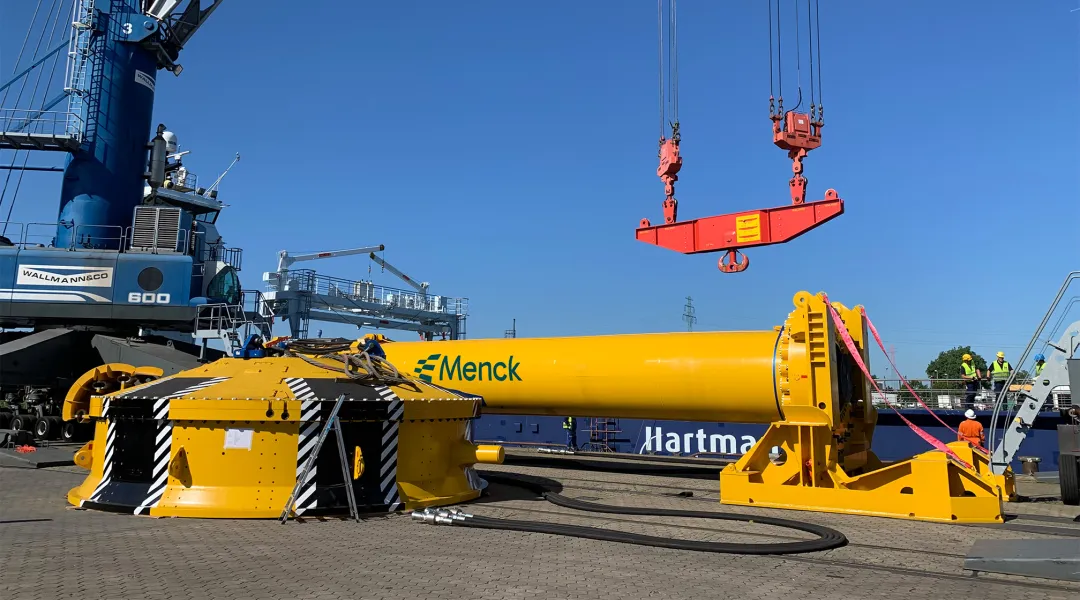 Mobilisation of Menck hammer