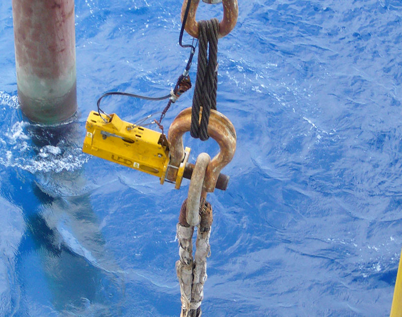 Hydraulic release shackles