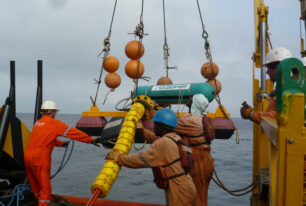 With the cables attached the RetroBuoy is overboarded