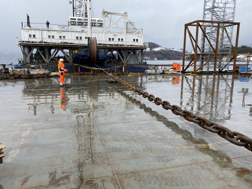 Tensioning the mooring line. (Credit: Tronds Marine Service)